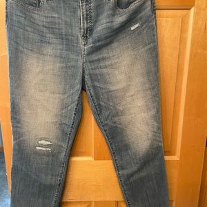 Chico’s SO SLIMMING Girlfriend Slim Leg Distressed Crops Size 2/12R